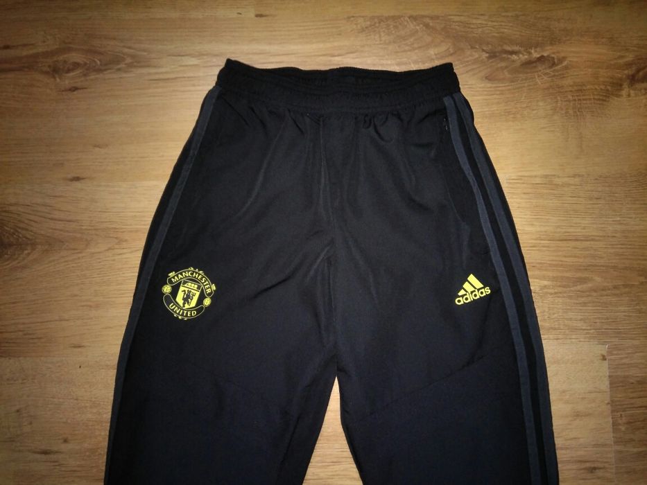 Pantaloni de trening Adidas Manchester United mărime 11-12 ani