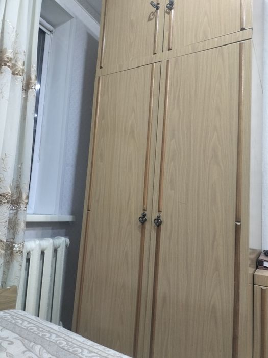 продам шкаф высокий почти до потолка