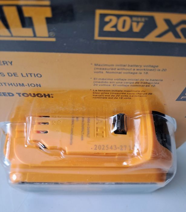 Acumulator 6Ah DeWALT XR, 20v (DCB206) și Makita 6AH LXT 18V (BL1860B)