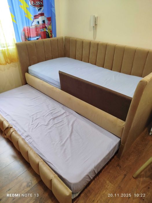 Продавам две тапицирани легла с дърпащи се легла сандвич. Без матраци