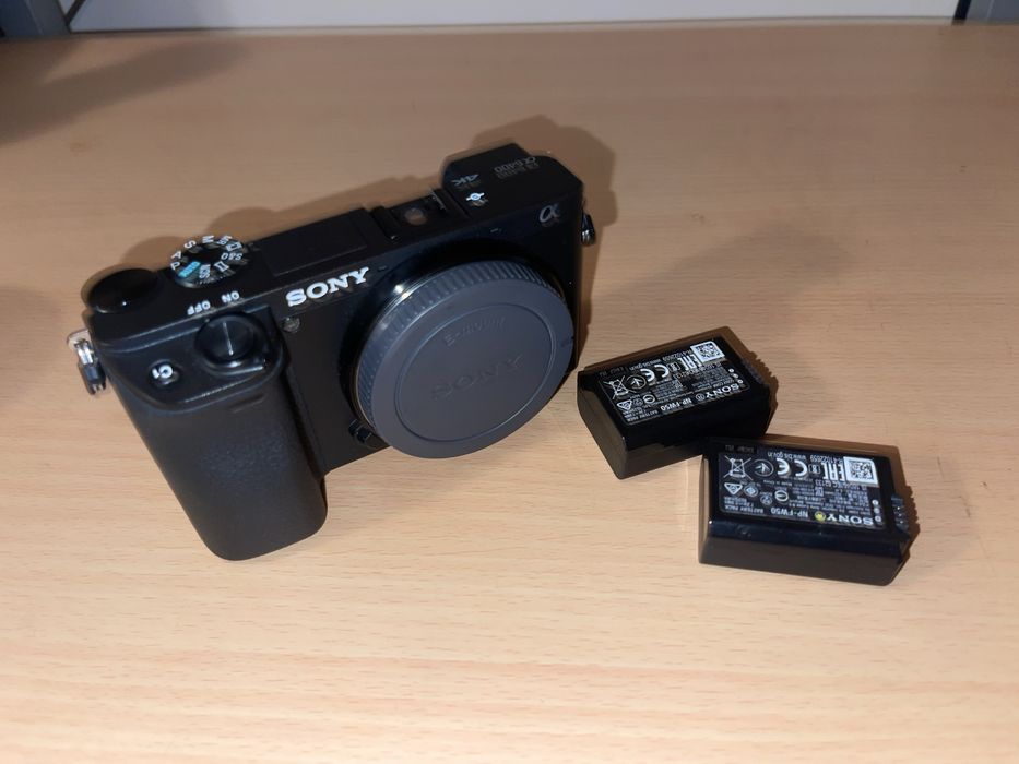 Sony a6400 + 2 батерии Sony