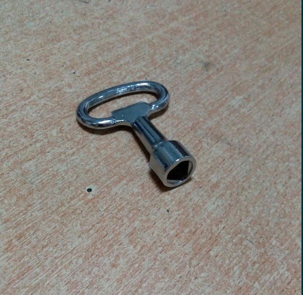 Трехгранник ключ трехгранный для замка сантехнического шкафа