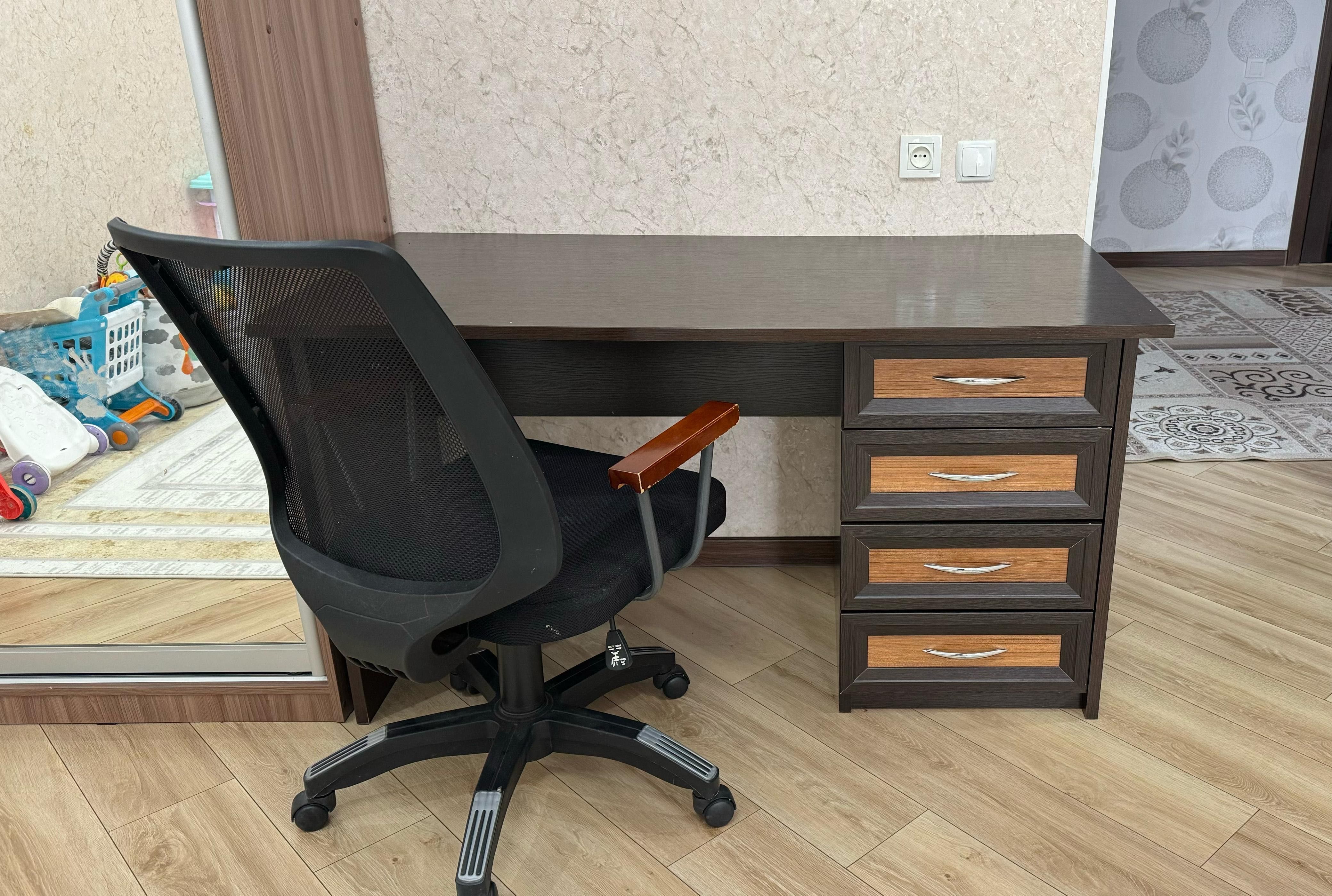 Рабочий стол с креслом