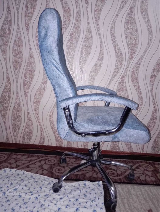 Офисное кресло в в хорошем  состояние