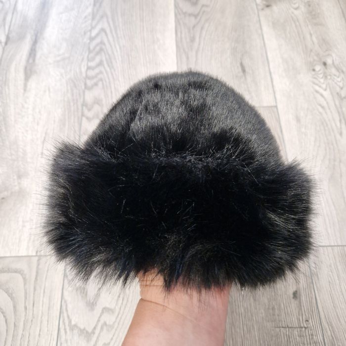 Черна мека шапка