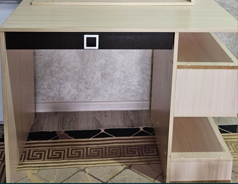 Стол письменный Срочно