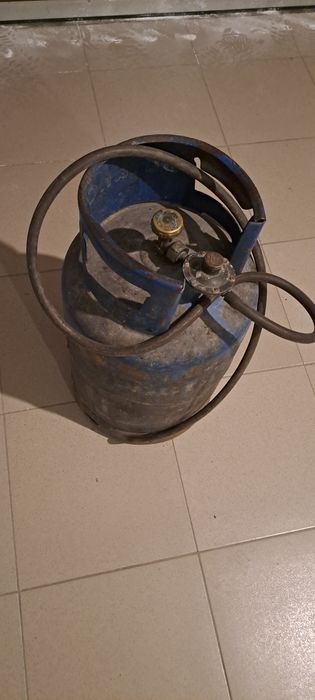 Butelie gaz aragaz  standard de 11 kg semi-plina cu reductor si furtun