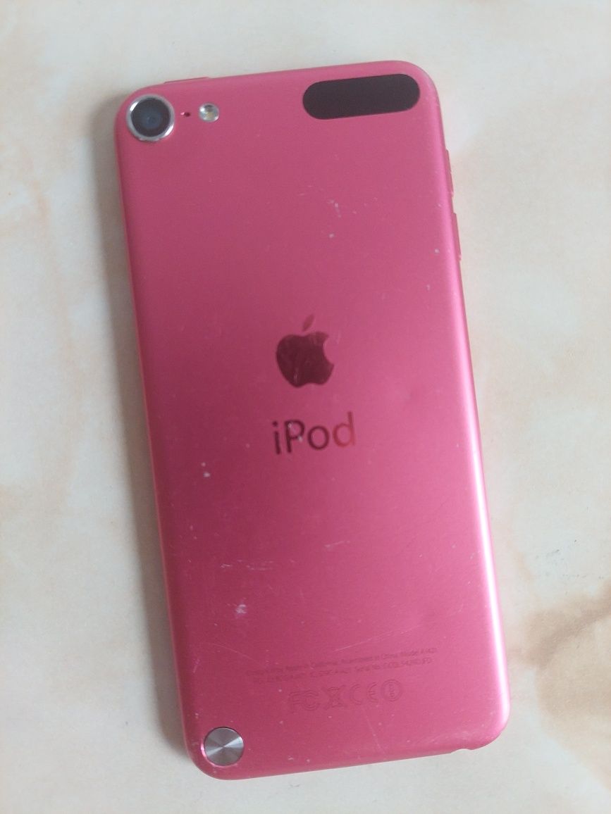 Vând Apple iPod Touch generația 5 [pink/roz] ușor fisurat //poze reale