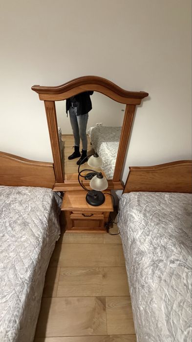 Две  единични легла , гардероб,нощно шкафче е огледала