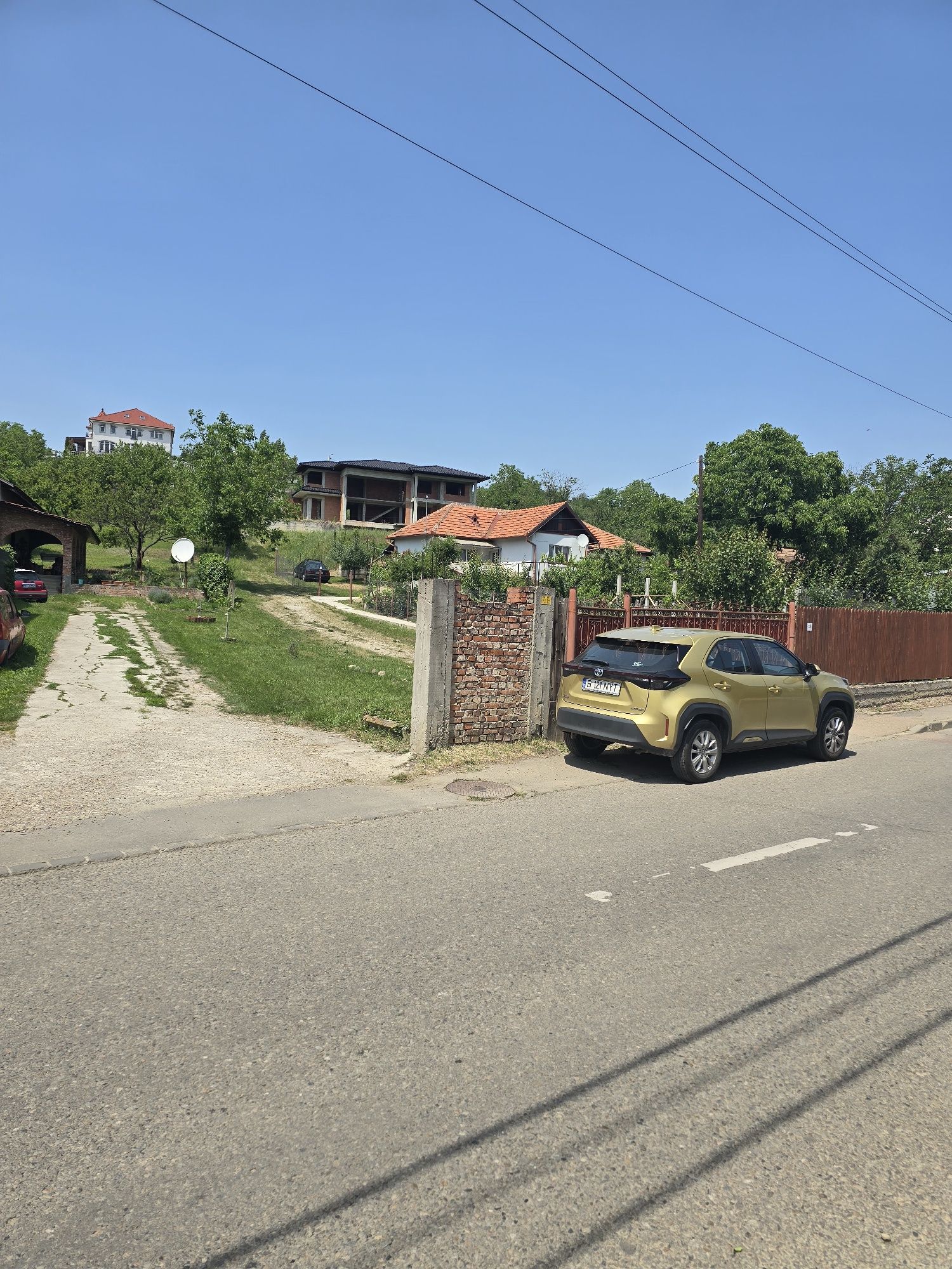 Teren Izvorului (100 m de Spit TBC) 2400 mp + casă în roșu 500 mp util