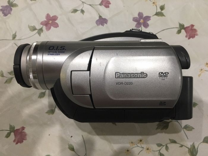 продам видеокамеру Panasonic VDR-D220
