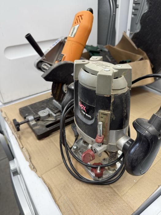 Продавам два електроинструмента в работещо състояние: