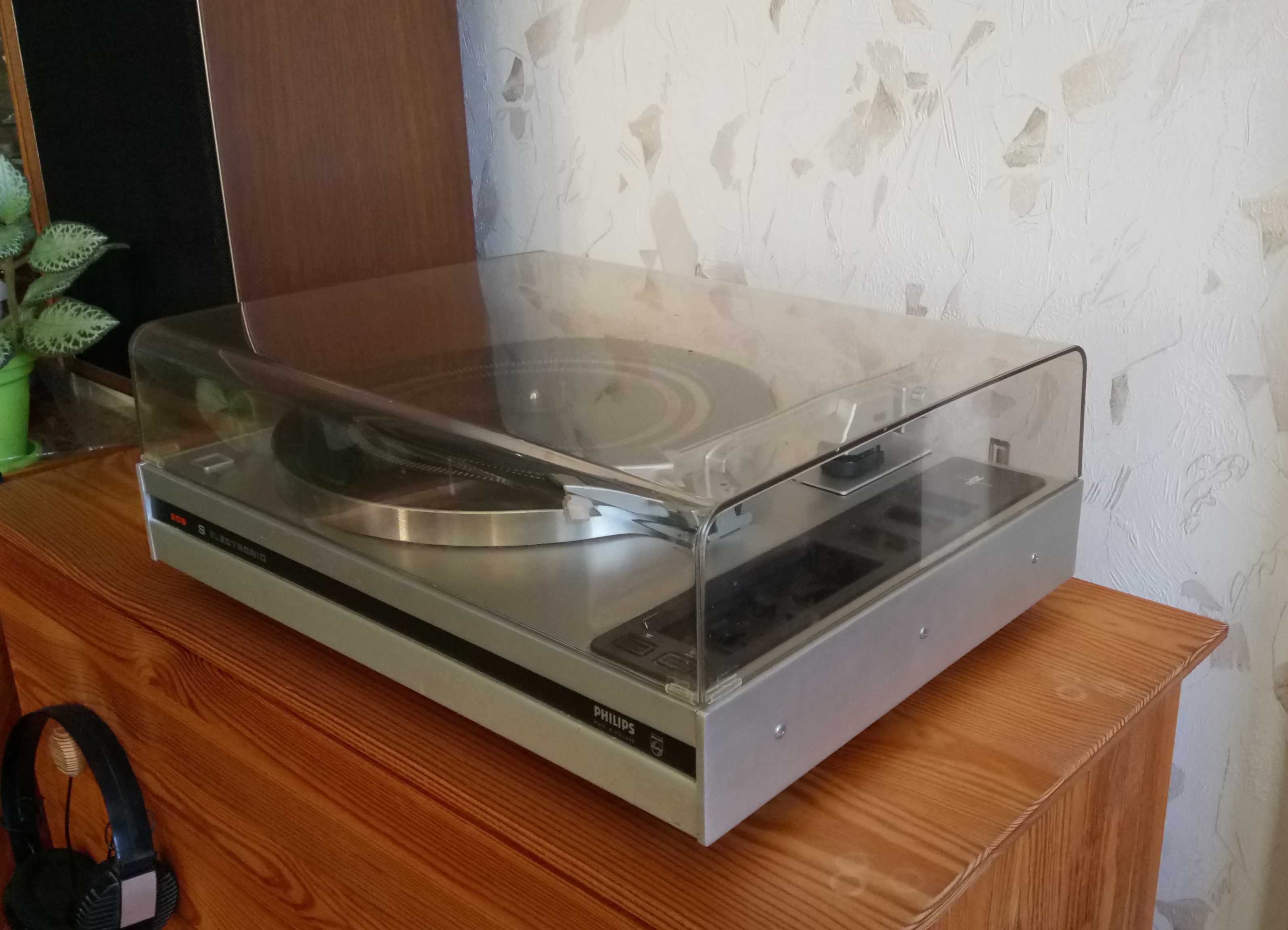 Продавам рядък модел грамофон „PHILIPS 22GA209 AUTOMATIC”