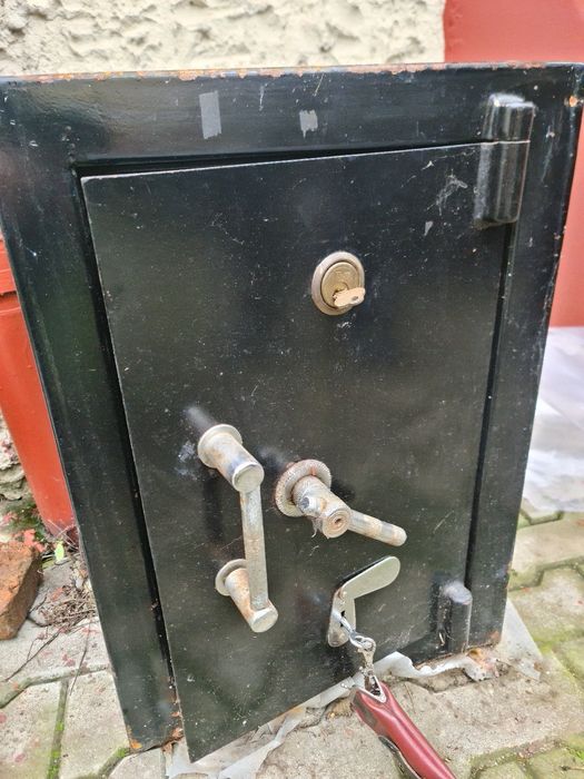 Casa valori seif romanesc 2 rânduri chei 60 x 40 cm ,150 kg,stare buna