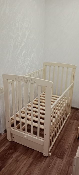 Детская кроватка с 2 матрасами