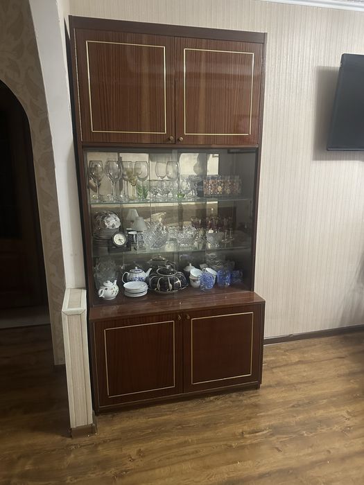 Продам стенку  с стеклами