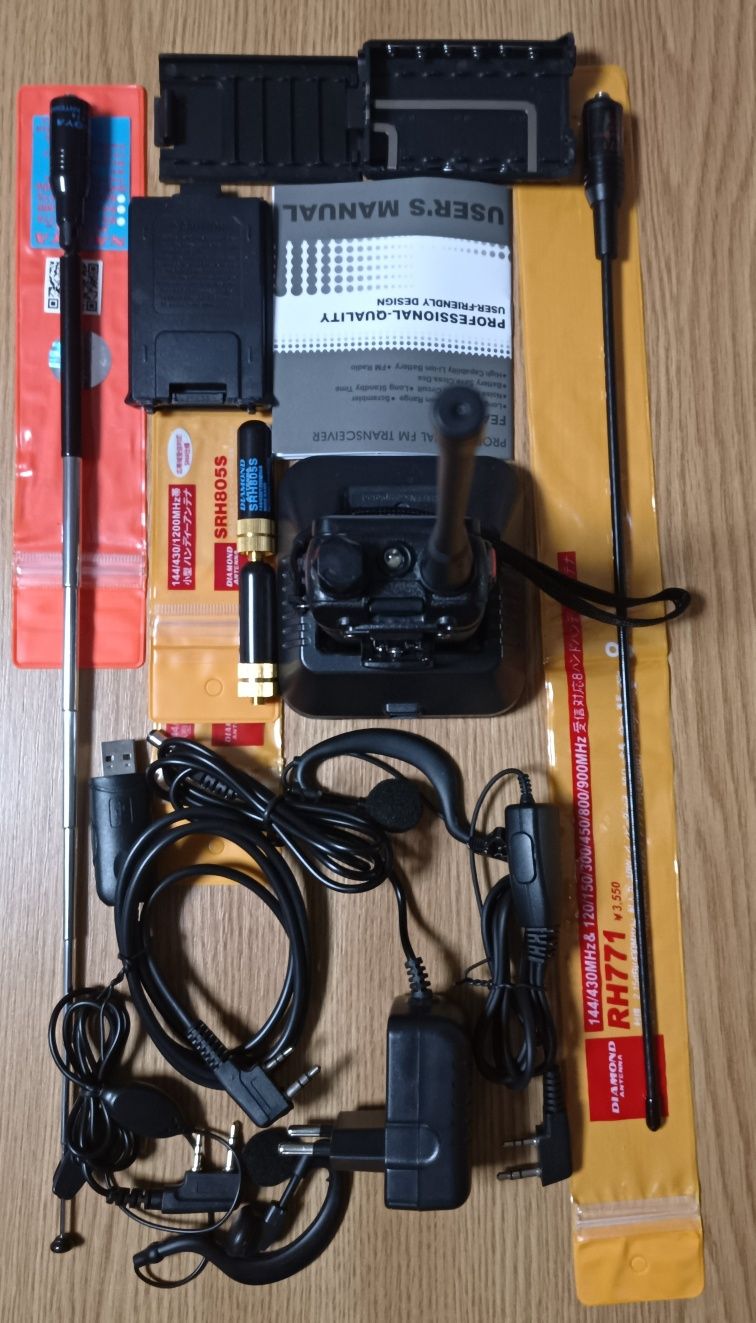 Ocazie!Baofeng UV-5R cu 5 antene și alte accesorii (citiți!)