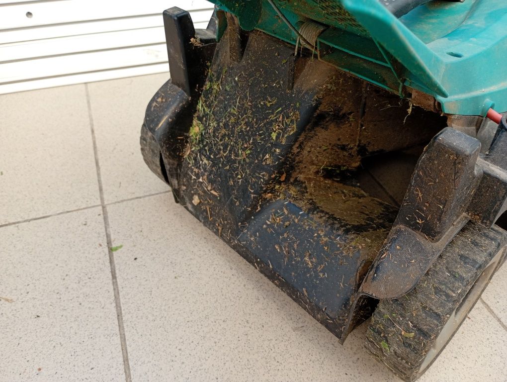 Mașină de tuns iarba Bosch ARM 32 (fără curea și recipient colector)