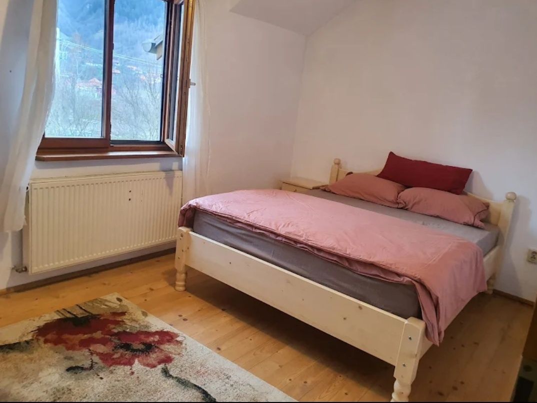 Închiriez camere