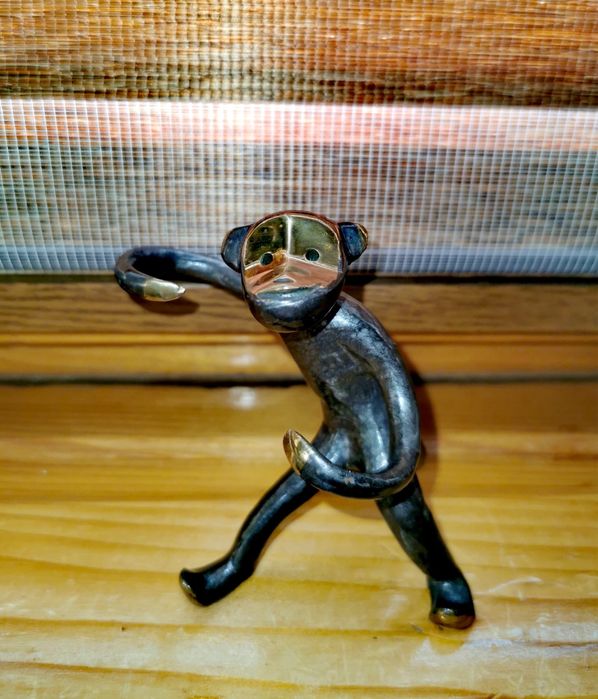 Антикварна декорация за маса маймунка плътна  отливка патиниран бронз