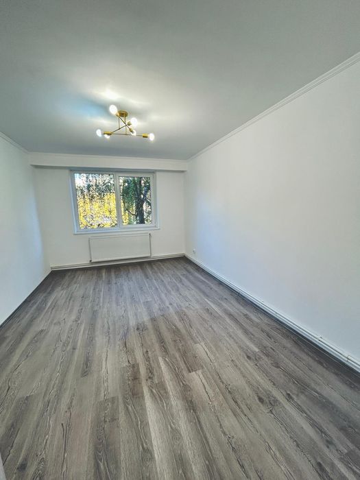 Apartament 3 camere, central, complet renovat, loc de parcare