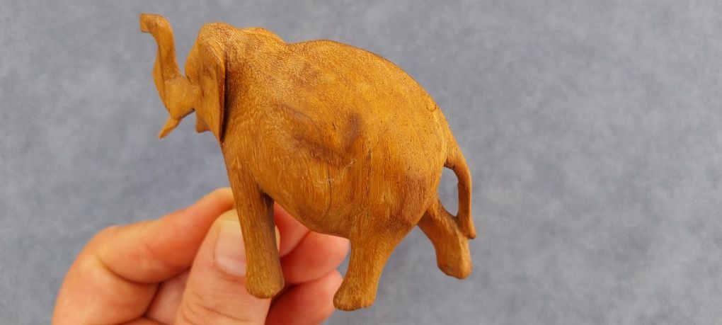 Малко дървено слонче