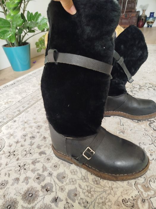 Унты из натурального меха , черного цвета ,новые, размер сорок пятый.