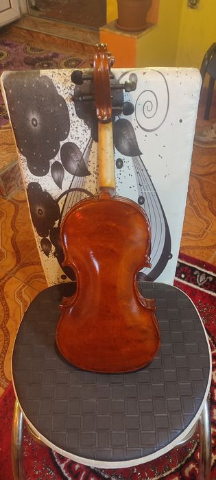 Vând vioară făcută manual cu un ton foarte plăcut spatele din paltin