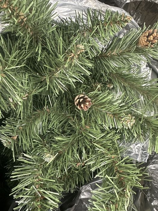 Brad artificial cu conuri