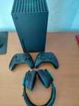 Vând Xbox serie X , 2 manete și casti