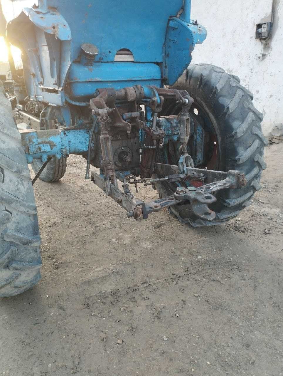 Traktor sotiladi  Markasi T28