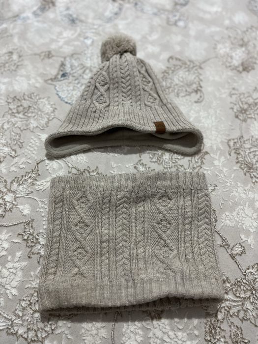 Шапка с шарфом в отличном состояний!