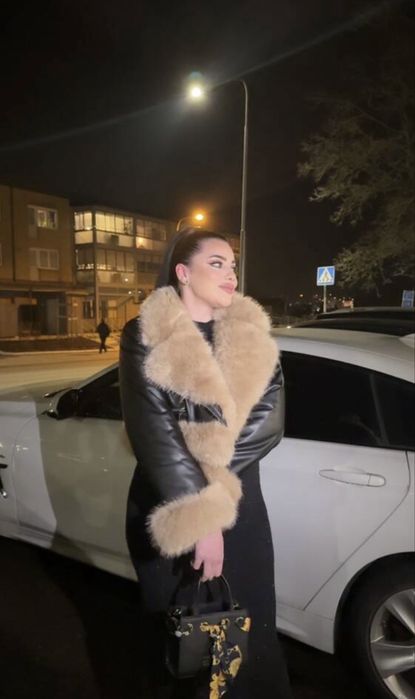 Vand jachetă scurta din piele