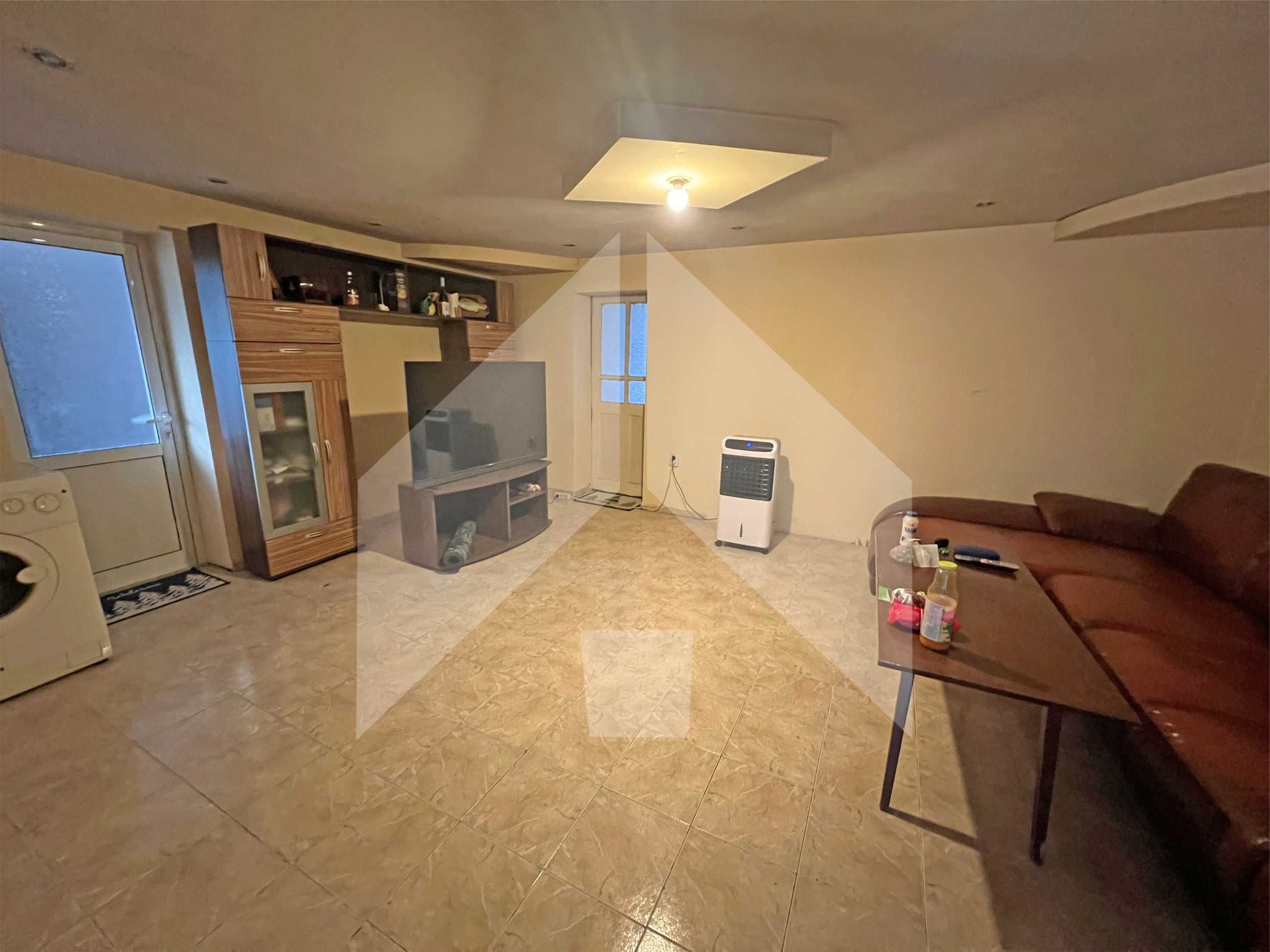 Продава едноетажна, самостоятелна къща в Нови пазар. Площ 147 кв. м.!