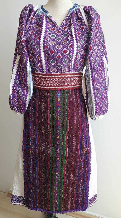 Costum popular (ie/camasa cu poale, catrinte/fote/sorturi/zadii, brau)