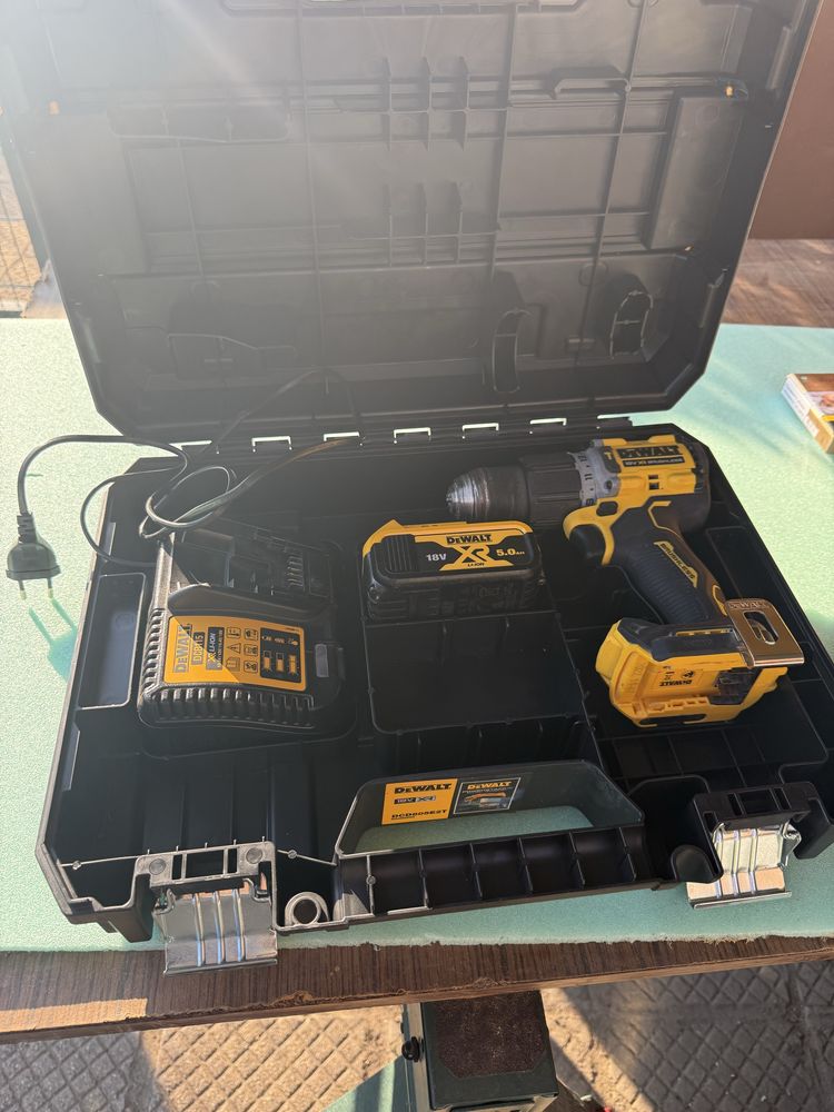 Винтоверт DeWALT DCD805