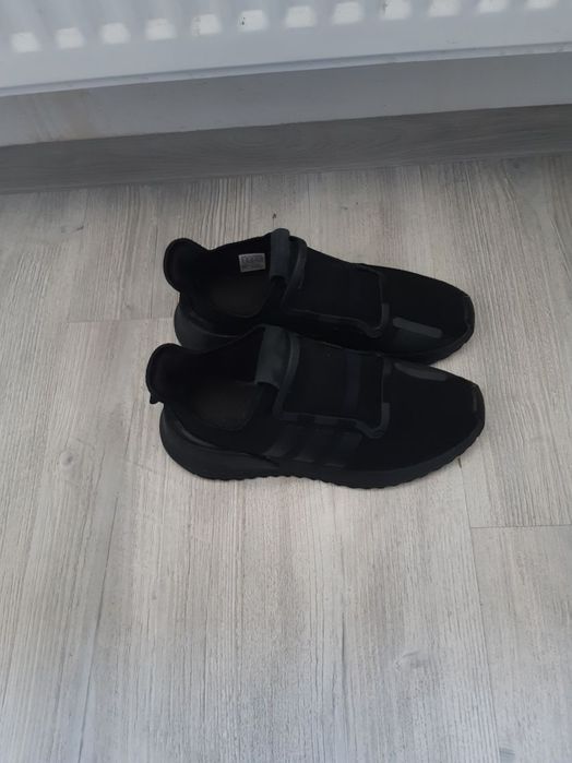 Adidasi adidas marimea 42.5