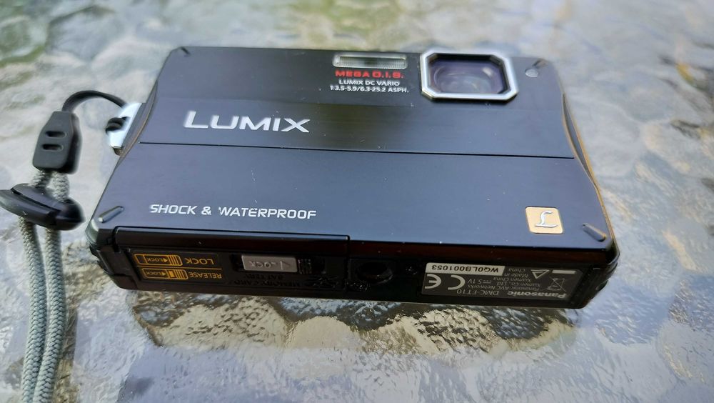 Compact Digital Camera Panasonic Lumix DMC-FT10 Waterproof Full Box