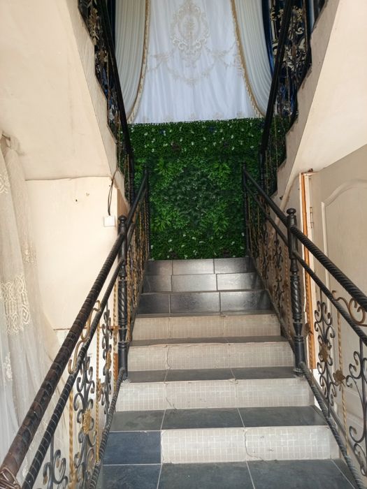 Магазинлар сотилади. Ангрен бозорини енида