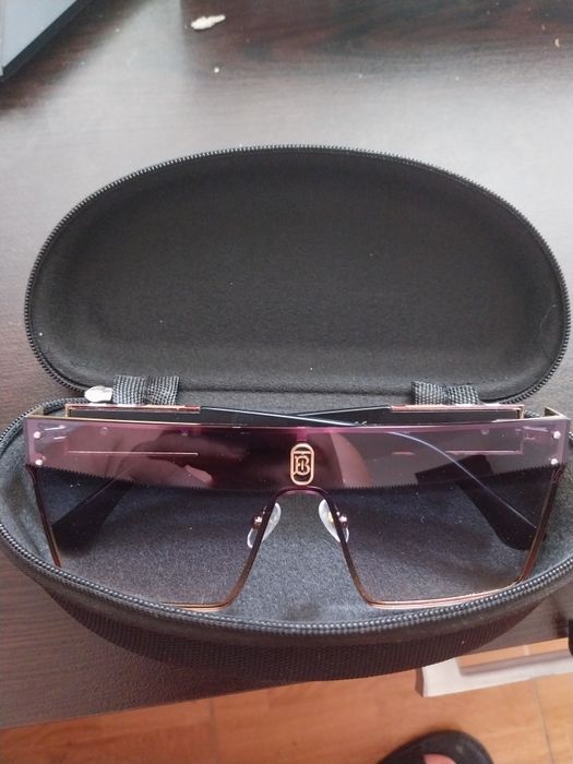 Vând urgent ochelari de soare noi