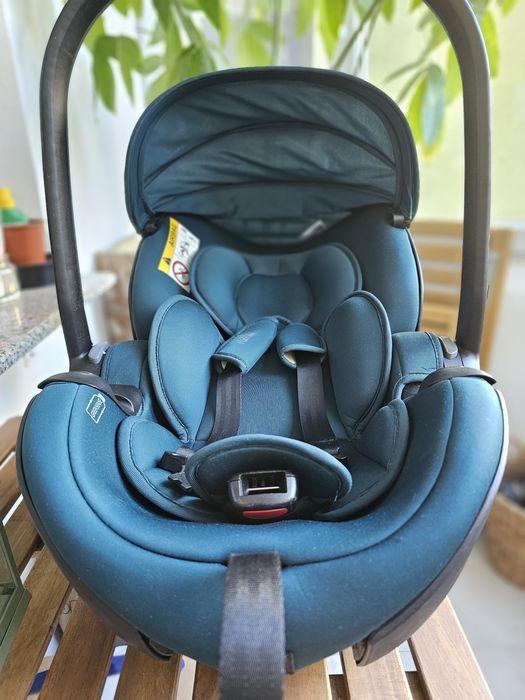 Vând scoica auto pentru bebe Britax Romer