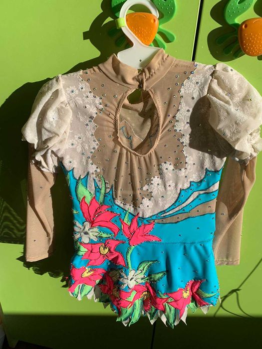 Състезателна рокля за фигурно пързаляне