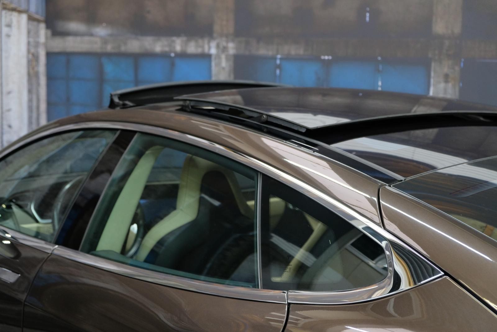 Tesla Model S Tesla Model S 85 –– Incarcare gratuita pe viata la rețeaua Tesla Super