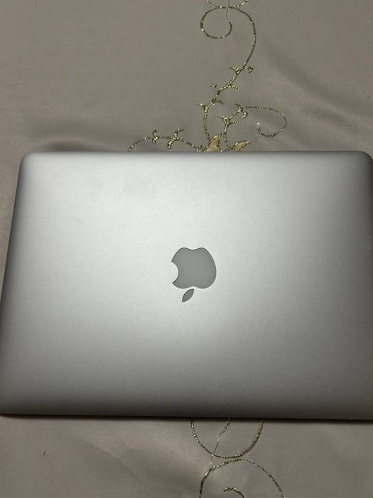 Продам macbook 2017