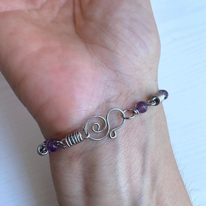 Ръчно изработена гривна с естествени камъни аметист