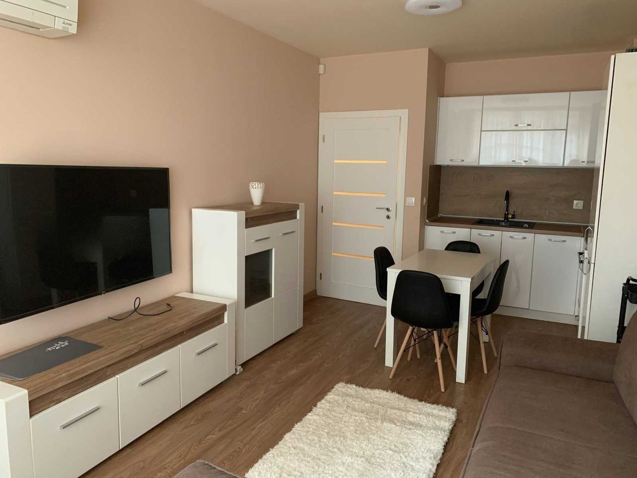 Дава се под наем Двустаен апартамент в София, Кръстова вада - 65 кв.м за 700 € - Снимка #3