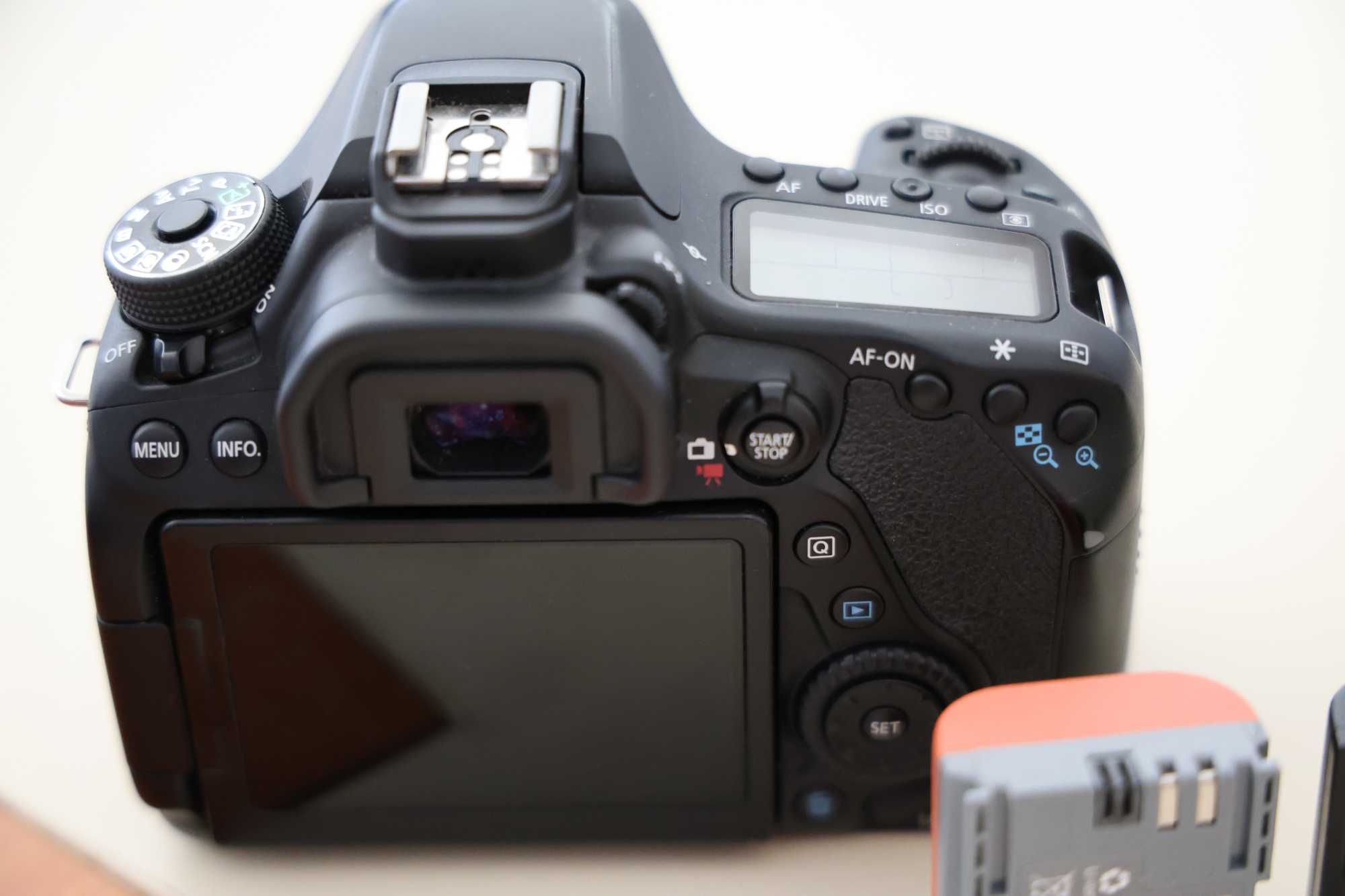 Canon EOS 80D тяло + две батерии и зарядно