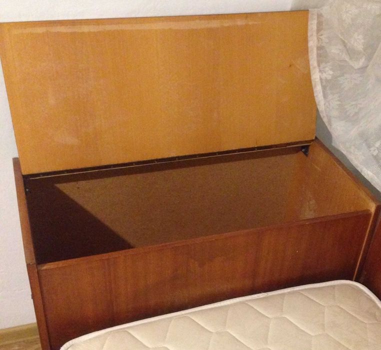 Запазена ракла подходяща за ъглова спалня