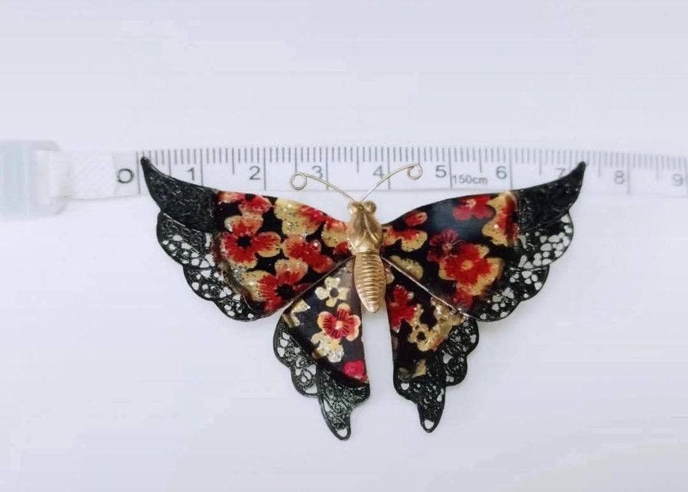 Brosa vintage fluture filigran cu email și flori roz