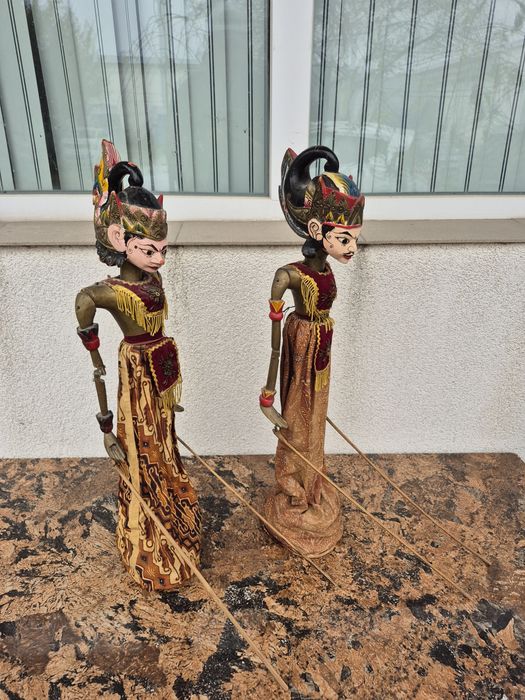 Vând 2 papusi statuiete lemn,scluptate pictate manual ,made Indonezia